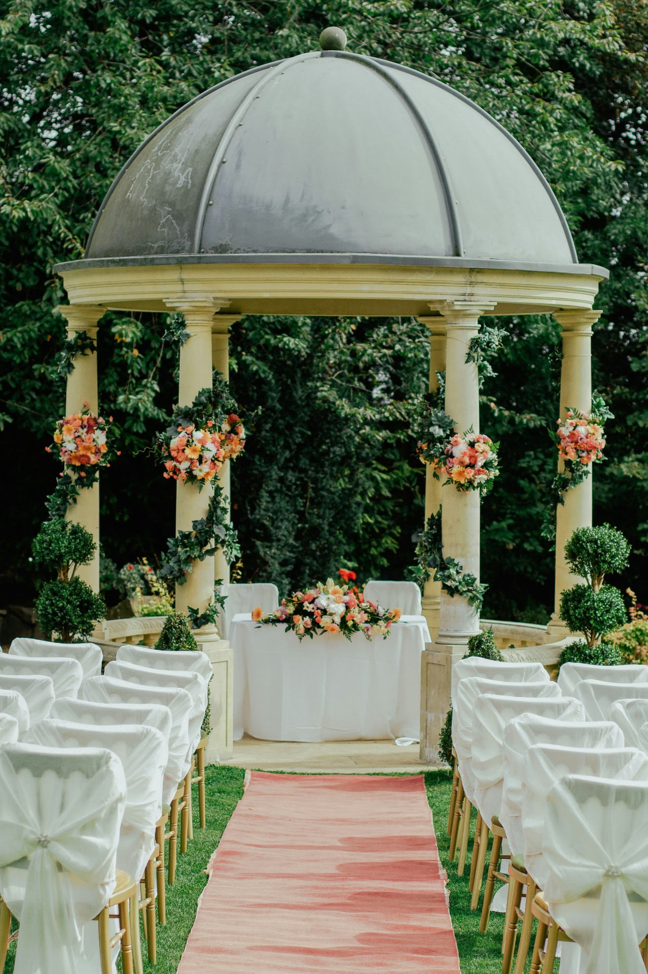 Salón de bodas decorado elegantemente